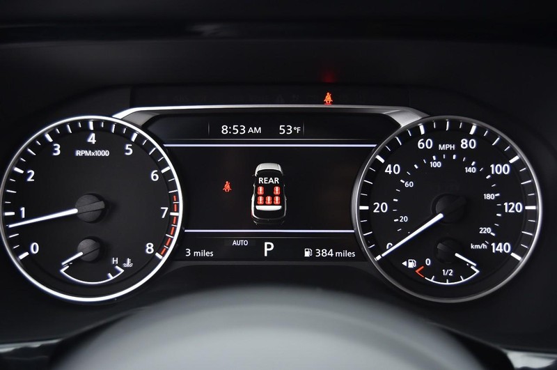 Nissan Pathfinder Vehicle Full-screen Gallery Image 12