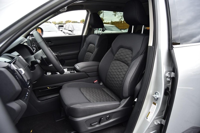 Nissan Pathfinder Vehicle Full-screen Gallery Image 20