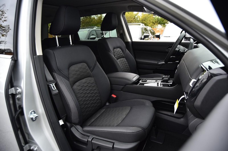 Nissan Pathfinder Vehicle Full-screen Gallery Image 21