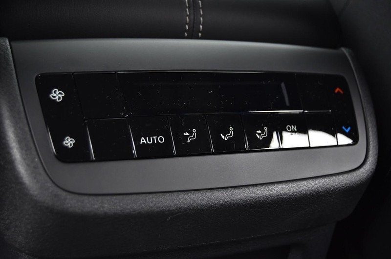 Nissan Pathfinder Vehicle Full-screen Gallery Image 24