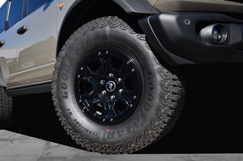 Ford Bronco Vehicle Full-screen Gallery Image 03