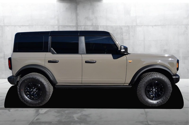 Ford Bronco Vehicle Full-screen Gallery Image 05