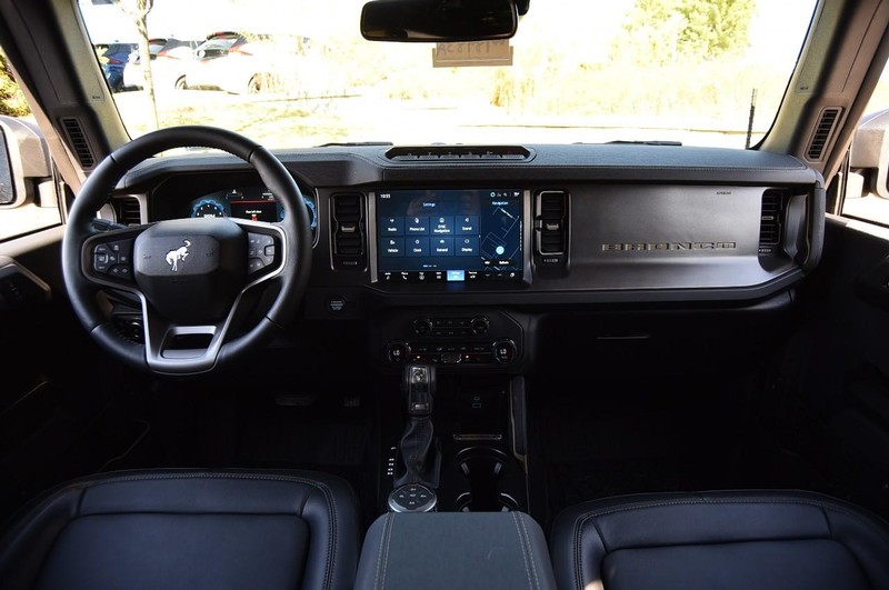 Ford Bronco Vehicle Full-screen Gallery Image 08