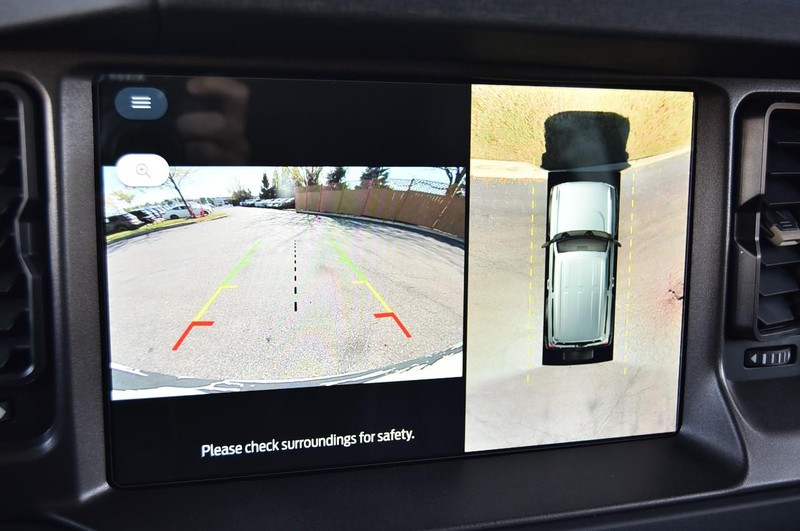 Ford Bronco Vehicle Full-screen Gallery Image 12