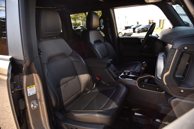 Ford Bronco Vehicle Full-screen Gallery Image 22