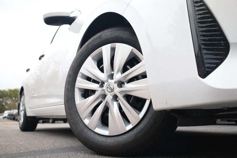 Nissan Sentra Vehicle Image 03