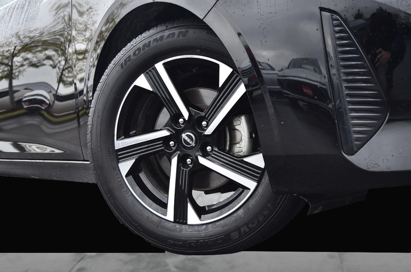 Nissan Sentra Vehicle Image 03