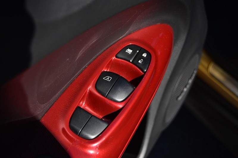 Nissan Juke Vehicle Full-screen Gallery Image 09