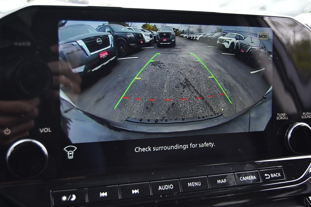 Nissan Pathfinder Vehicle Image 17