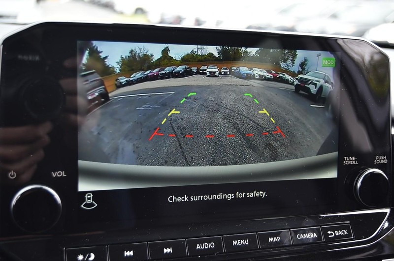 Nissan Pathfinder Vehicle Image 16