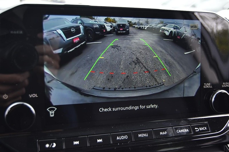 Nissan Pathfinder Vehicle Image 17