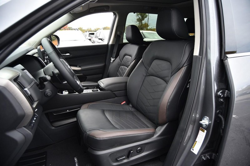 Nissan Pathfinder Vehicle Image 24