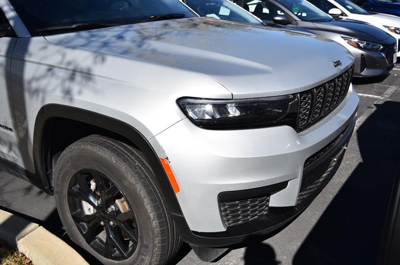 Jeep Grand Cherokee L Vehicle Full-screen Gallery Image 02