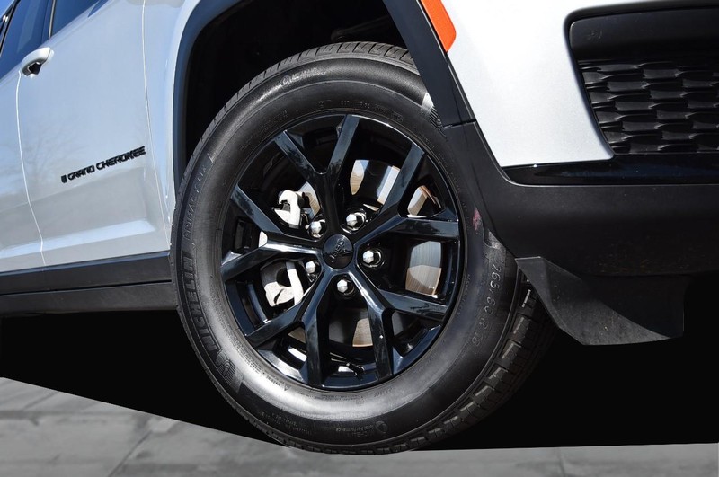 Jeep Grand Cherokee L Vehicle Full-screen Gallery Image 03