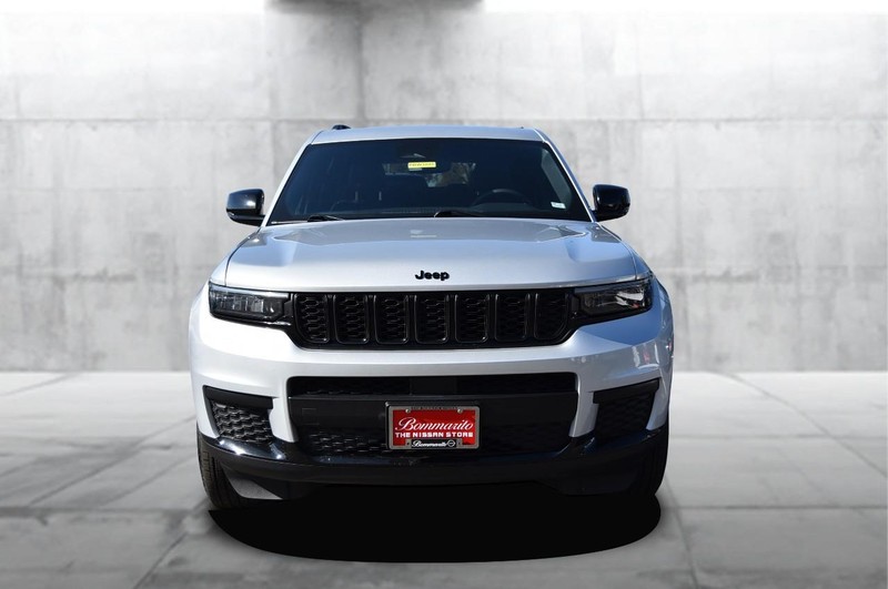 Jeep Grand Cherokee L Vehicle Full-screen Gallery Image 04