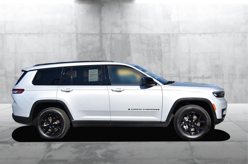 Jeep Grand Cherokee L Vehicle Full-screen Gallery Image 05
