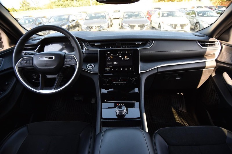 Jeep Grand Cherokee L Vehicle Full-screen Gallery Image 08