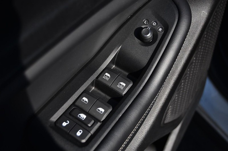 Jeep Grand Cherokee L Vehicle Full-screen Gallery Image 09