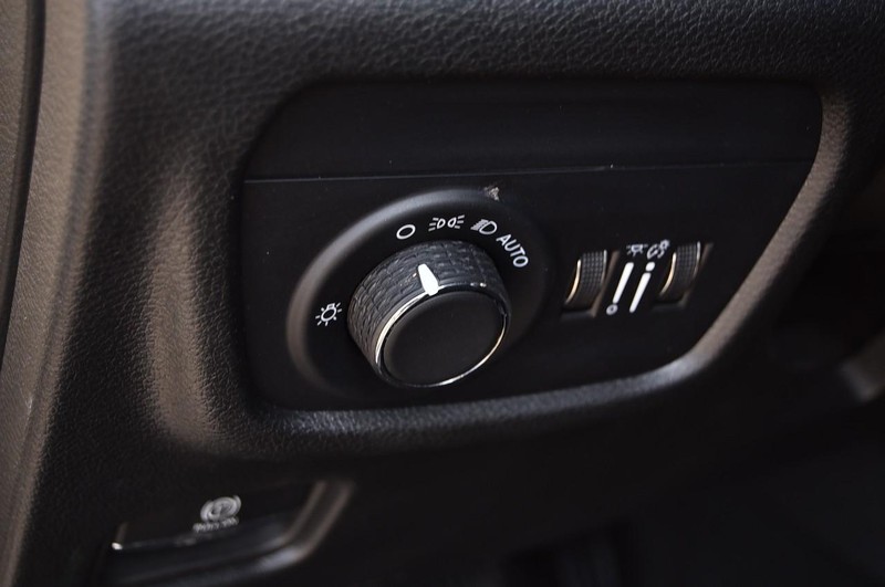 Jeep Grand Cherokee L Vehicle Full-screen Gallery Image 12