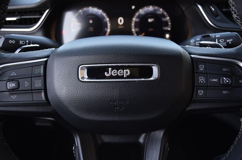 Jeep Grand Cherokee L Vehicle Full-screen Gallery Image 20