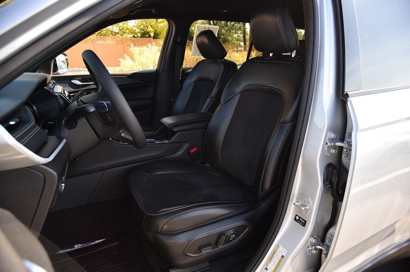 Jeep Grand Cherokee L Vehicle Full-screen Gallery Image 21