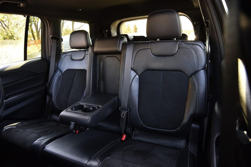 Jeep Grand Cherokee L Vehicle Full-screen Gallery Image 23