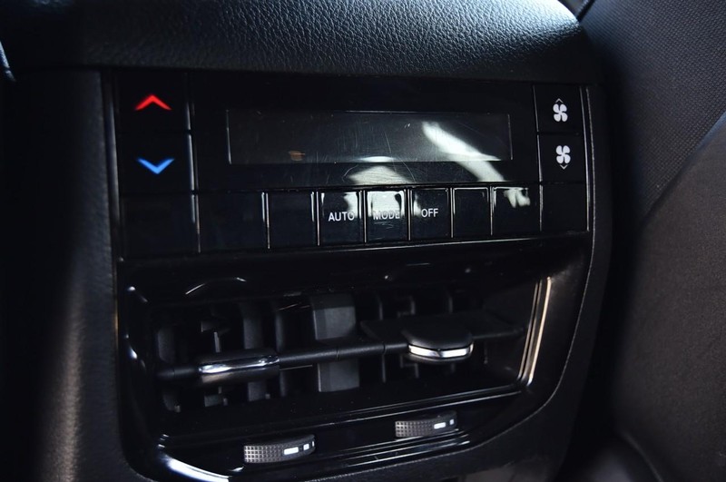 Jeep Grand Cherokee L Vehicle Full-screen Gallery Image 24