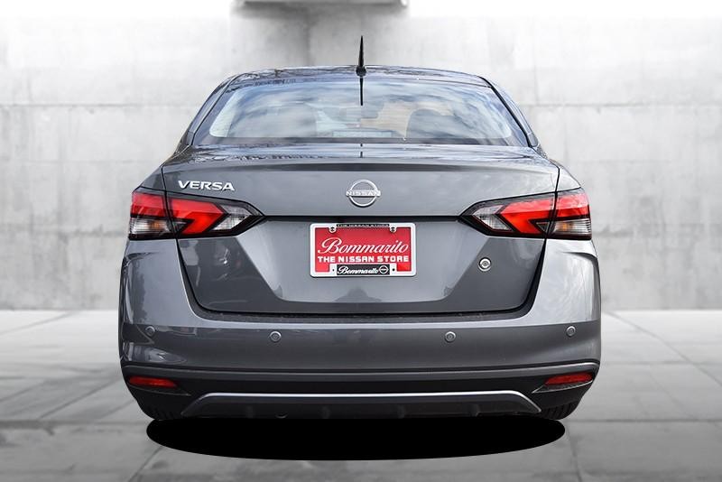 Nissan Versa Vehicle Full-screen Gallery Image 6