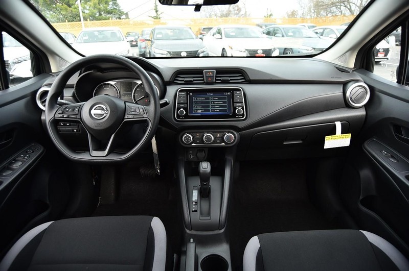 Nissan Versa Vehicle Full-screen Gallery Image 8