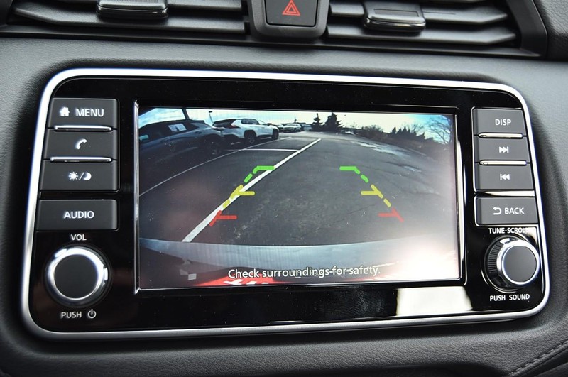 Nissan Versa Vehicle Full-screen Gallery Image 12