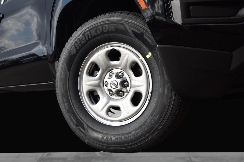 Nissan Frontier Vehicle Full-screen Gallery Image 3