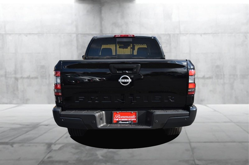 Nissan Frontier Vehicle Full-screen Gallery Image 6
