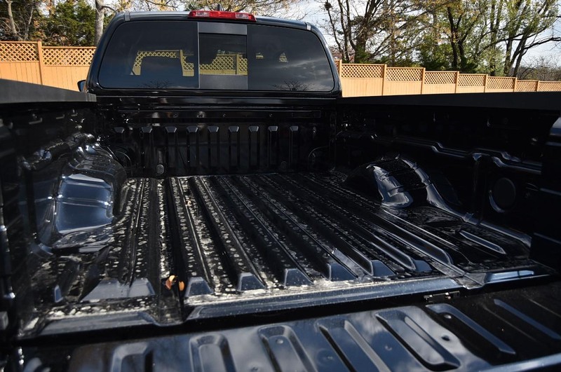 Nissan Frontier Vehicle Full-screen Gallery Image 7