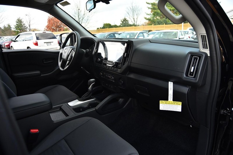 Nissan Frontier Vehicle Full-screen Gallery Image 10