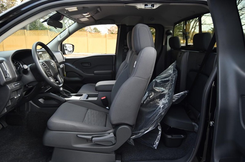 Nissan Frontier Vehicle Full-screen Gallery Image 11