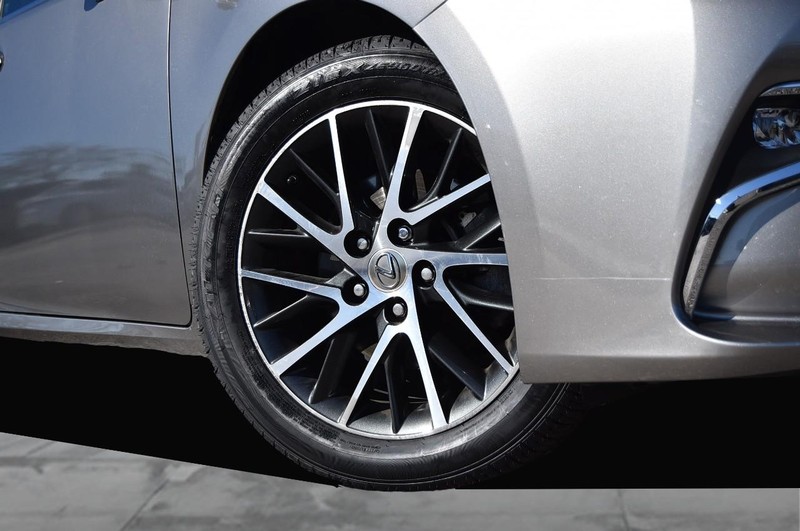 Lexus ES Vehicle Full-screen Gallery Image 03