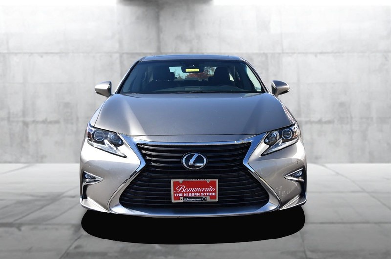 Lexus ES Vehicle Full-screen Gallery Image 04