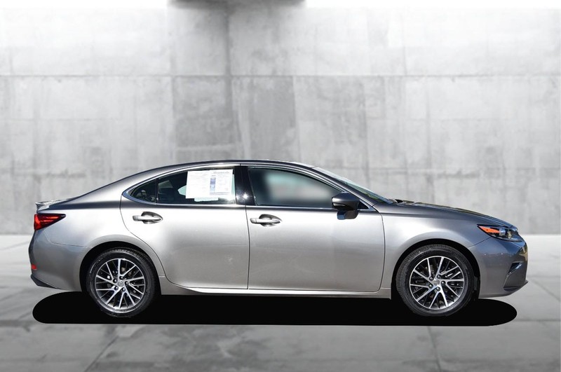 Lexus ES Vehicle Full-screen Gallery Image 05