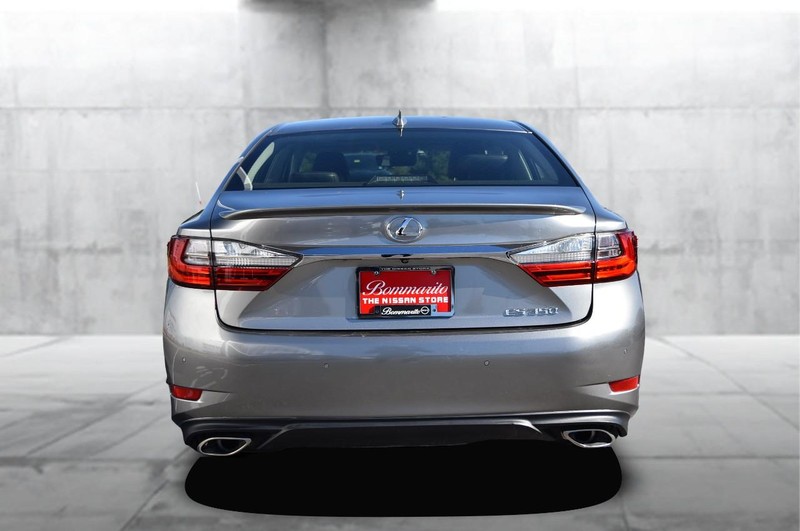 Lexus ES Vehicle Full-screen Gallery Image 06