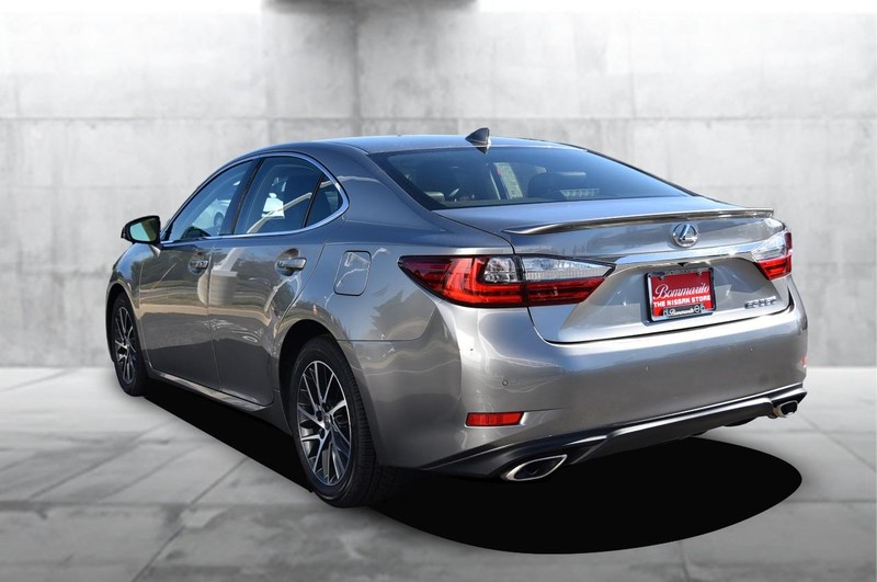 Lexus ES Vehicle Full-screen Gallery Image 07