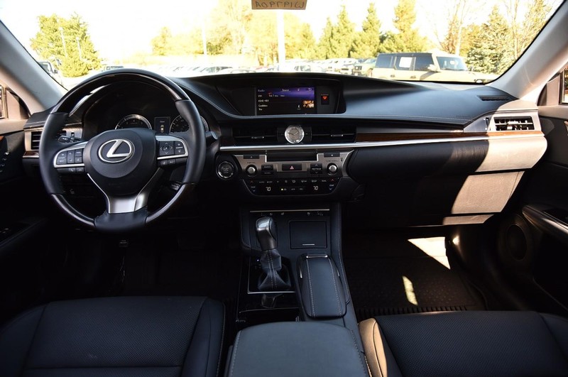 Lexus ES Vehicle Full-screen Gallery Image 08