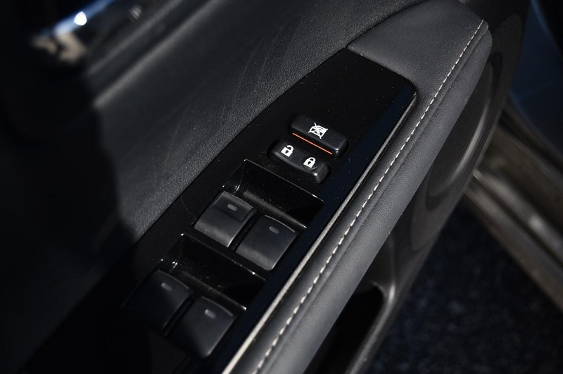 Lexus ES Vehicle Full-screen Gallery Image 09