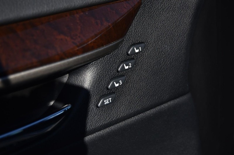 Lexus ES Vehicle Full-screen Gallery Image 10
