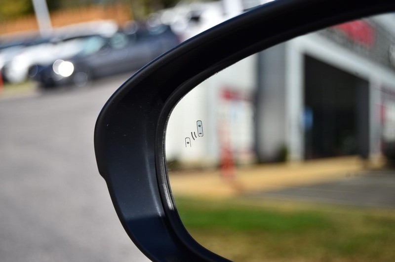 Lexus ES Vehicle Full-screen Gallery Image 11