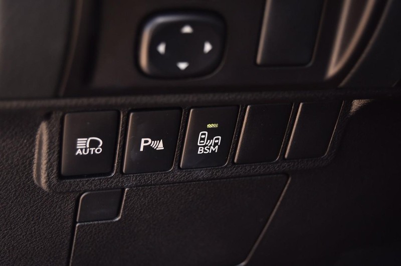 Lexus ES Vehicle Full-screen Gallery Image 12