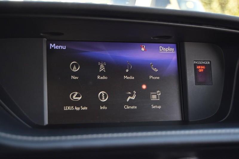 Lexus ES Vehicle Full-screen Gallery Image 15