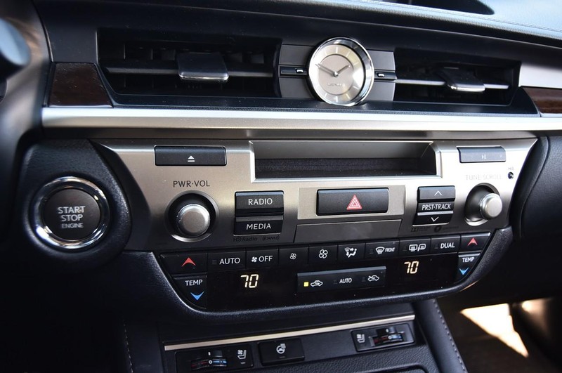 Lexus ES Vehicle Full-screen Gallery Image 16