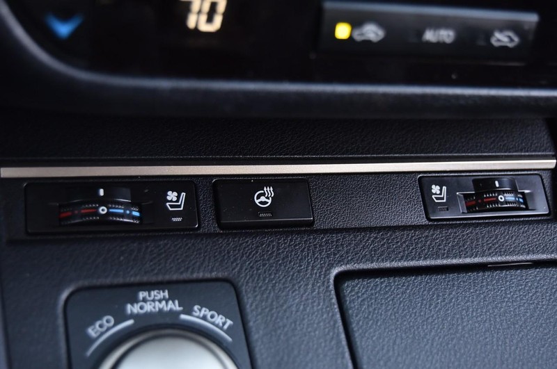 Lexus ES Vehicle Full-screen Gallery Image 17