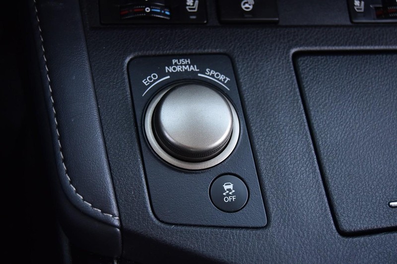 Lexus ES Vehicle Full-screen Gallery Image 18