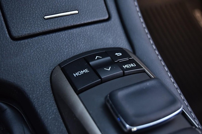 Lexus ES Vehicle Full-screen Gallery Image 19